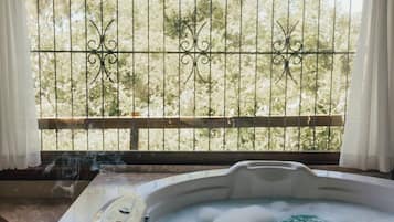 Bañera de hidromasaje privada