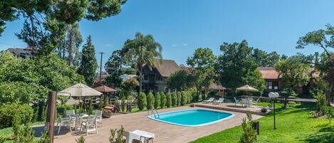 Kauden mukainen ulkouima-allas