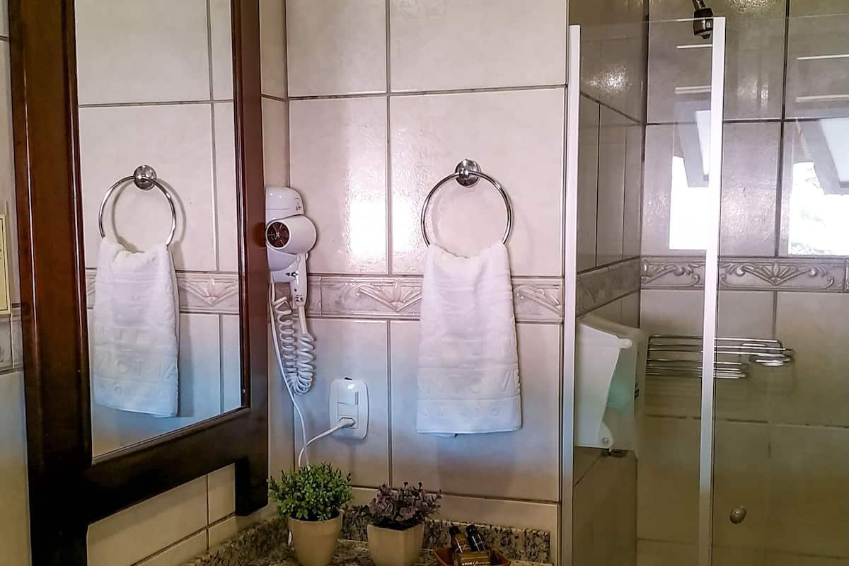 Kylpyhuone | Suihku, ilmaiset hygieniatuotteet, hiustenkuivaaja, pyyhkeet