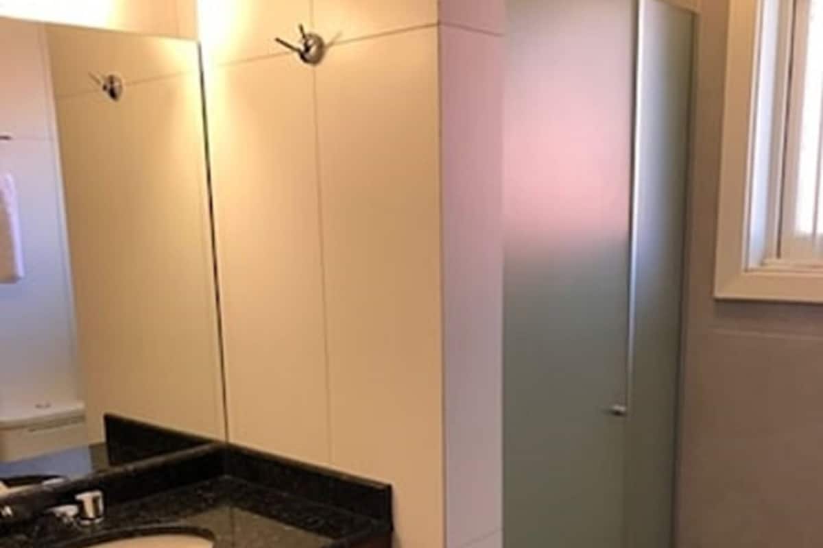 Kylpyhuone | Suihku, ilmaiset hygieniatuotteet, hiustenkuivaaja, pyyhkeet