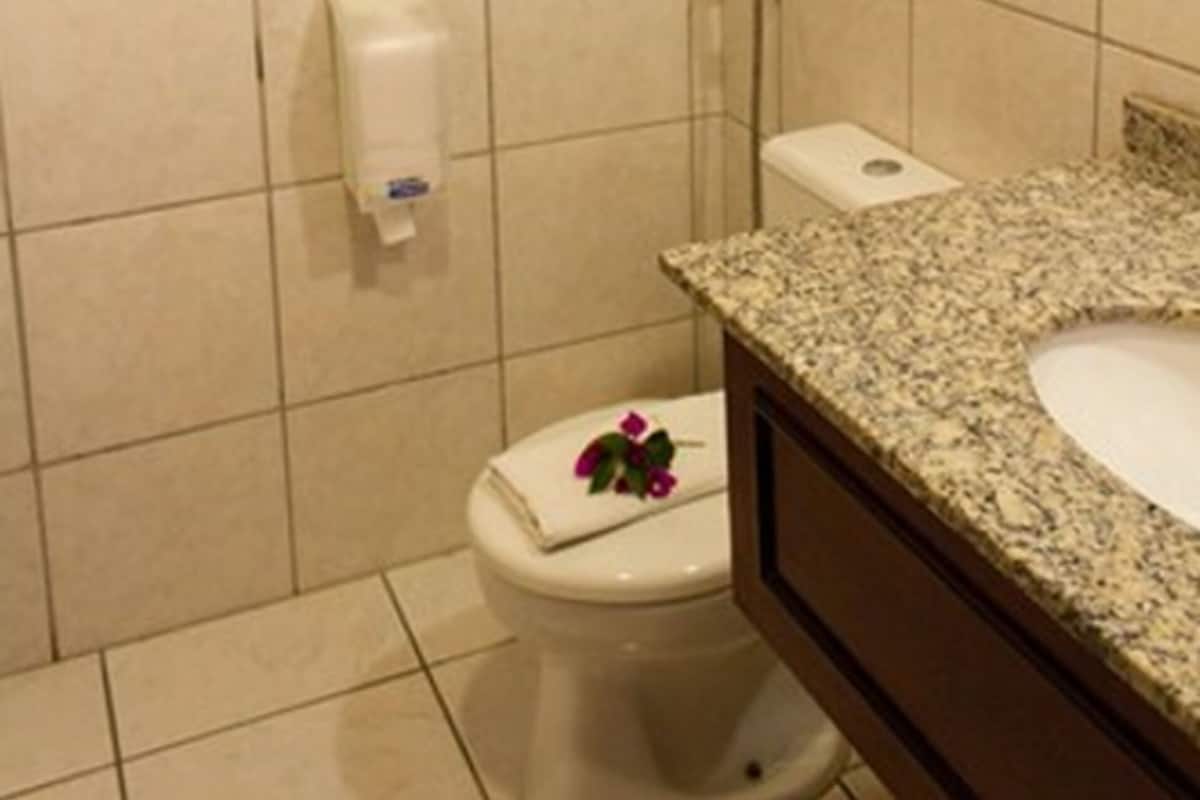 Kylpyhuone | Suihku, ilmaiset hygieniatuotteet, hiustenkuivaaja, pyyhkeet