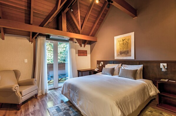 Deluxe Double Room, 1 Bedroom | 1 bedroom, minibar, soundproofing, iron/ironing board