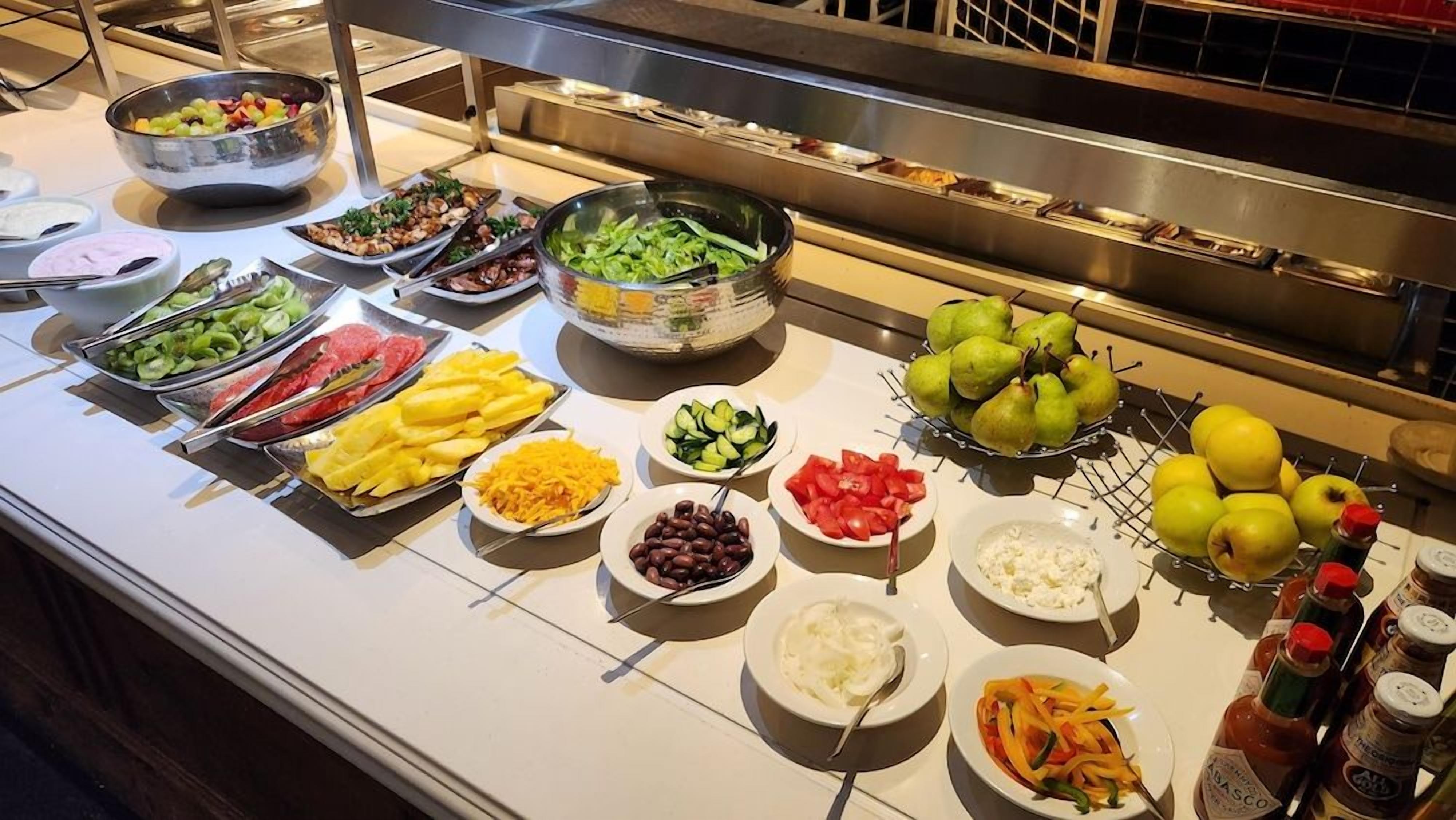 Une table de buffet proposant divers plats et accompagnements.