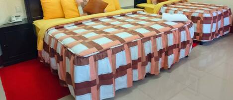 Quarto luxo, 1 cama King | Escrivaninha, ferros/tábuas de passar roupa, Wi-Fi de cortesia