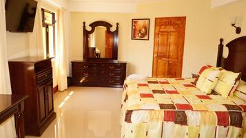 Chambre Double Deluxe, 1 très grand lit | Bureau, fer et planche à repasser, Wi-Fi gratuit, draps fournis