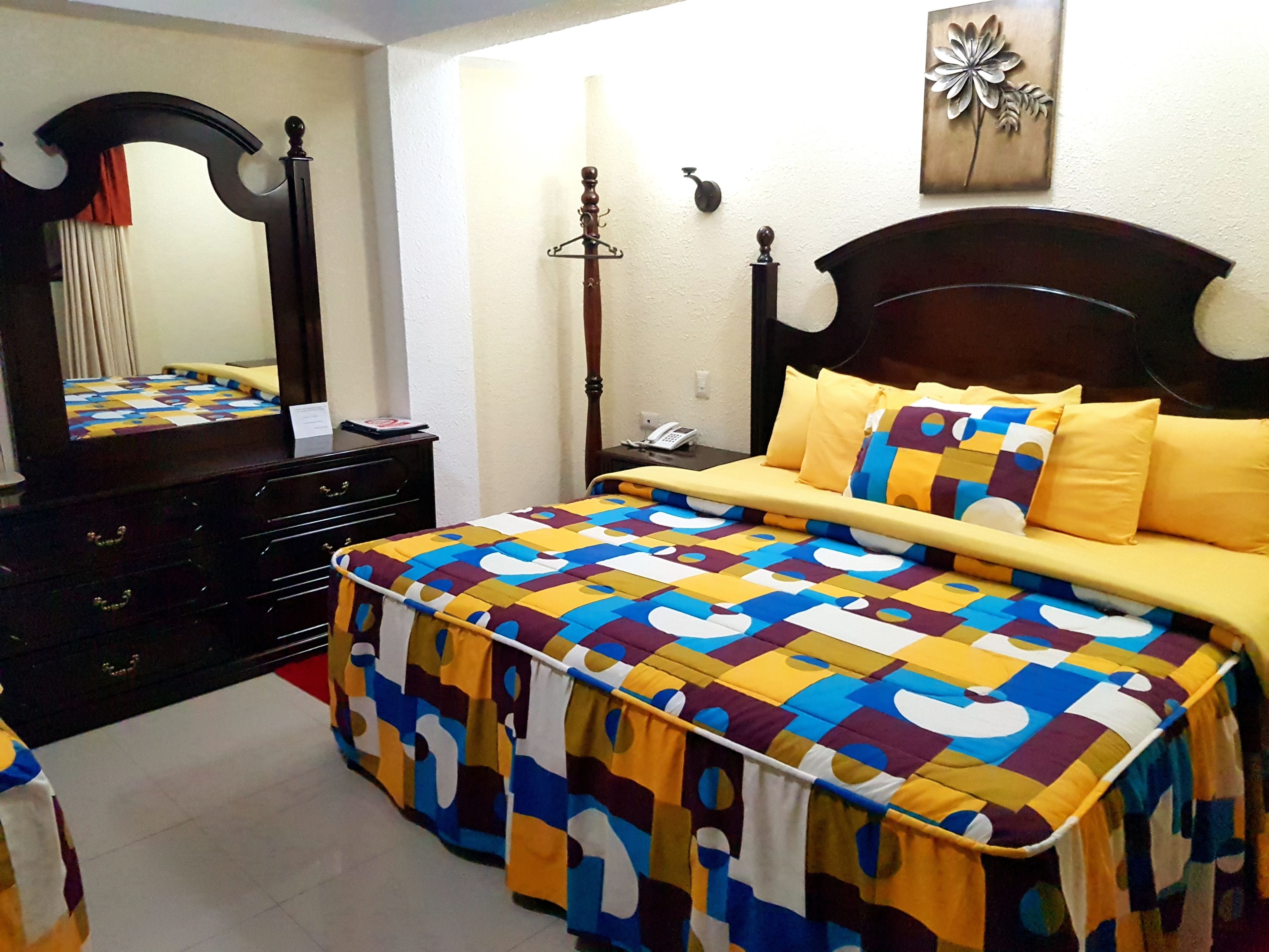 Chambre Deluxe, 1 très grand lit | Bureau, fer et planche à repasser, Wi-Fi gratuit, draps fournis