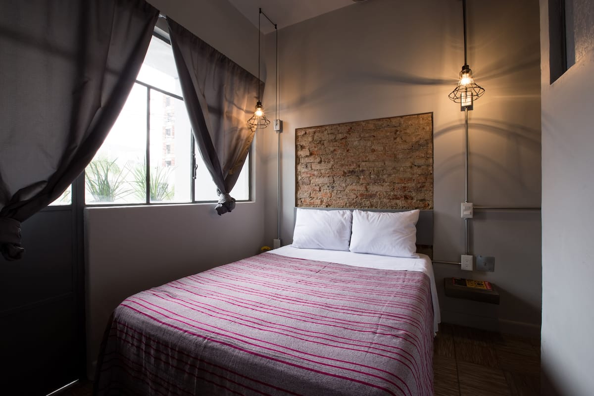 Quarto solteiro, 1 cama de casal | Escrivaninha, ferros/tábuas de passar roupa, Wi-Fi de cortesia