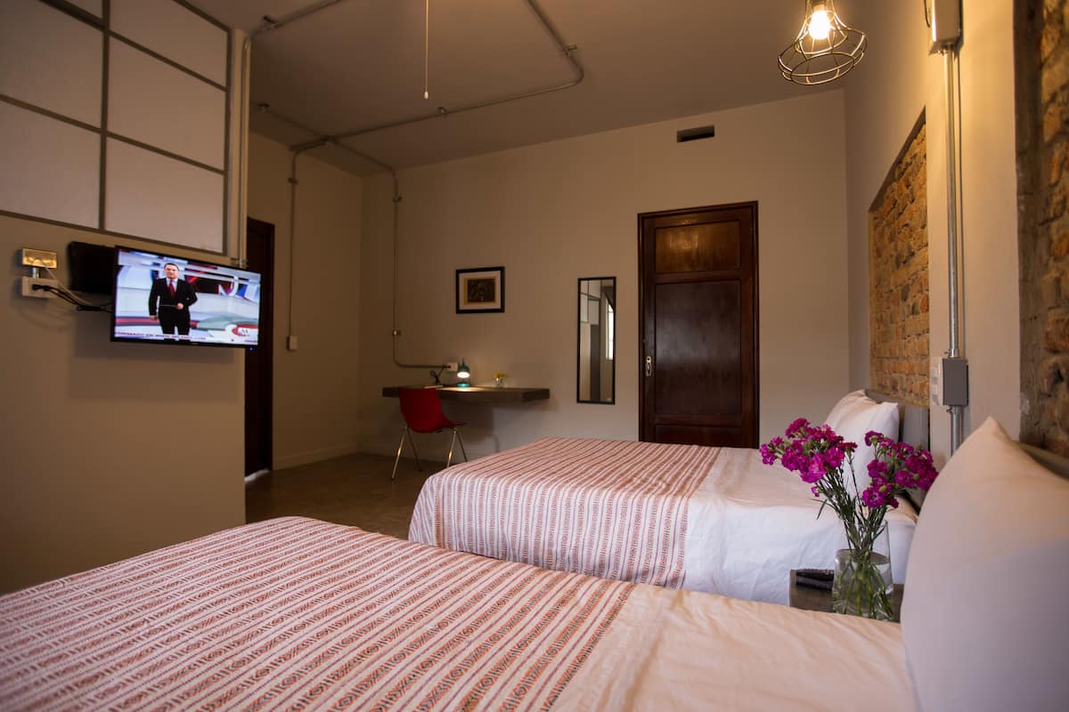 Quarto casal, 2 camas de casal | Escrivaninha, ferros/tábuas de passar roupa, Wi-Fi de cortesia