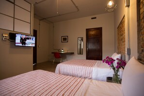 Doppelzimmer, 2 Doppelbetten | Schreibtisch, Bügeleisen/Bügelbrett, kostenloses WLAN