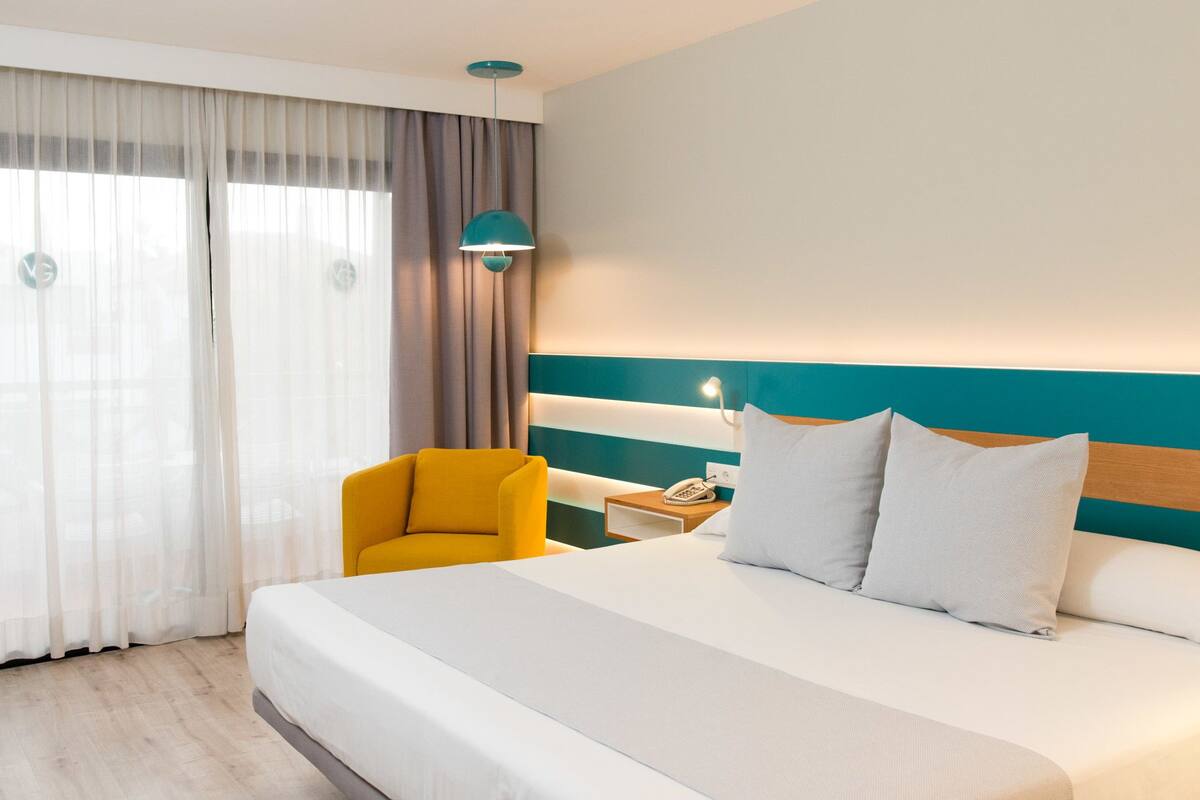 ห้องดับเบิล, วิวสระว่ายน้ำ | เครื่องนอนระดับพรีเมียม, ผ้านวมขนเป็ด, เ ตียงเมมโมรีโฟม