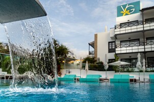 Outdoor pool, pool umbrellas, sun loungers