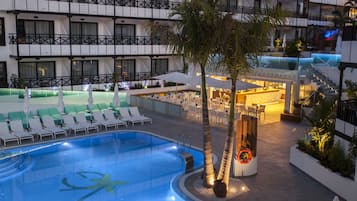 Outdoor pool, pool umbrellas, sun loungers