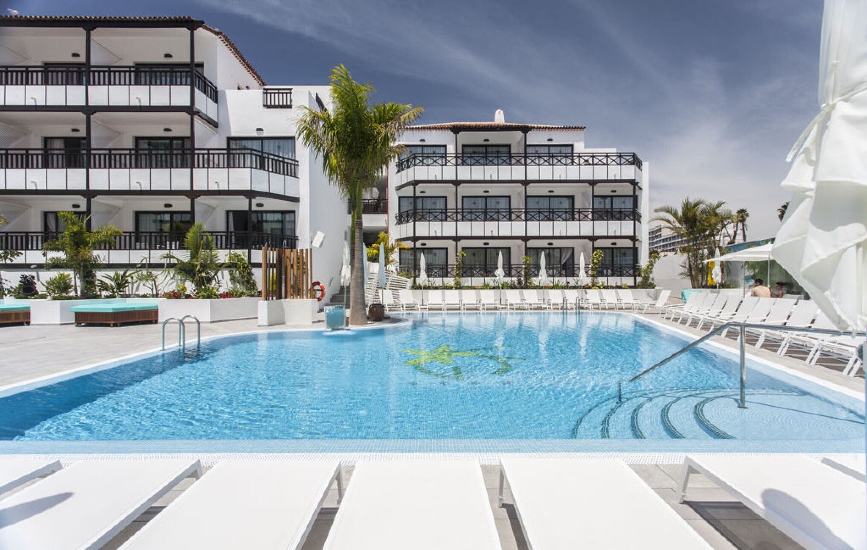 Outdoor pool, pool umbrellas, sun loungers