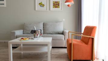 Suite Deluxe, idromassaggio, vista piscina | Soggiorno | TV a schermo piatto, Netflix, servizi in streaming