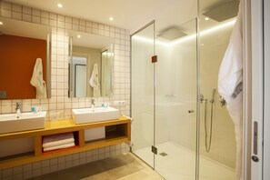 Deluxe Suite, Hot Tub | Bathroom | Shower, rainfall showerhead, free toiletries, hair dryer - Vanilla Garden Boutique Hotel - Adults Only (Arona)