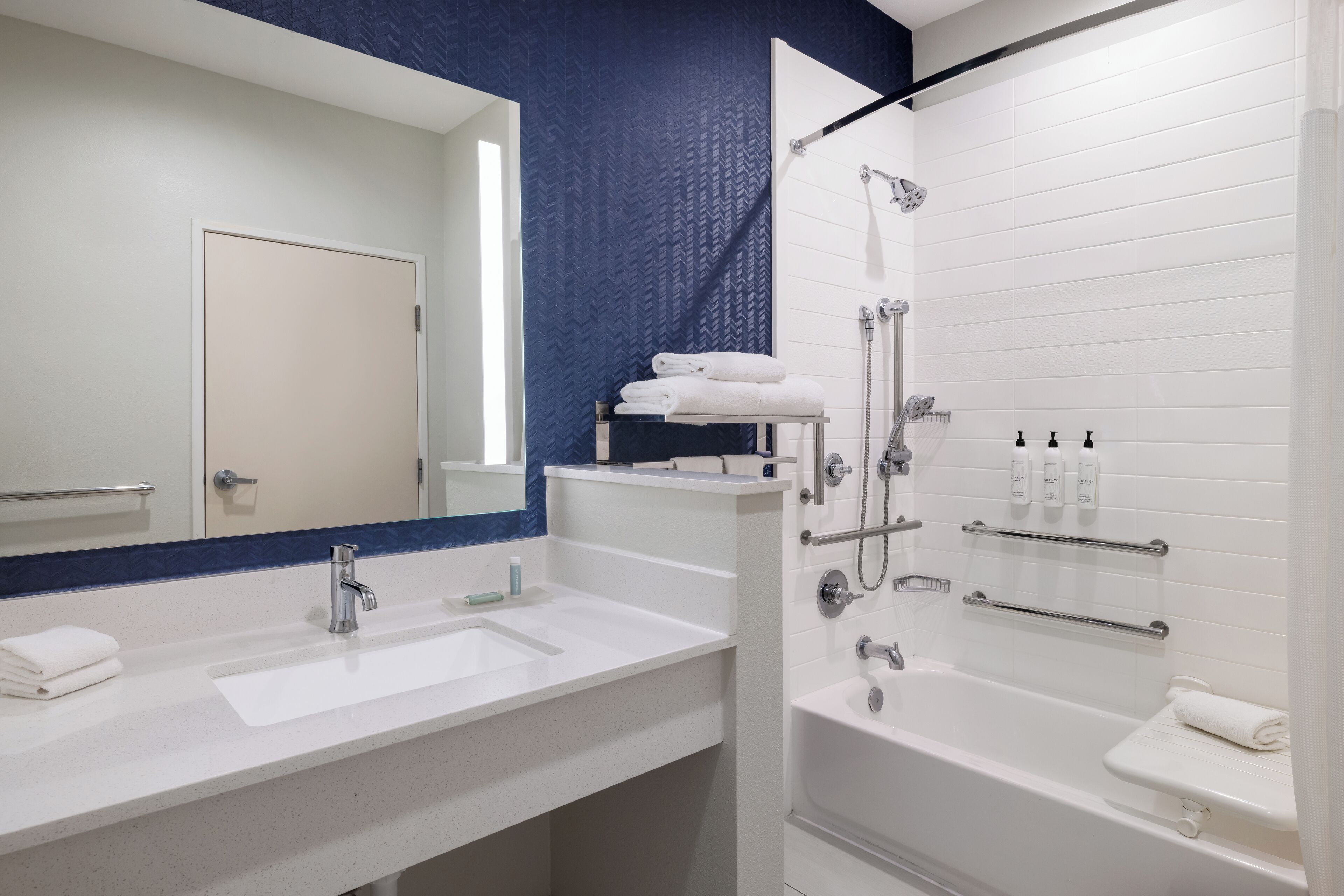 Ein Badezimmer mit zwei Waschbecken, einer Dusche und einer Toilette.