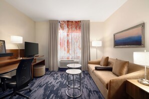 Una scrivania, ferro/asse da stiro, culle/letti per bambini (gratuiti)