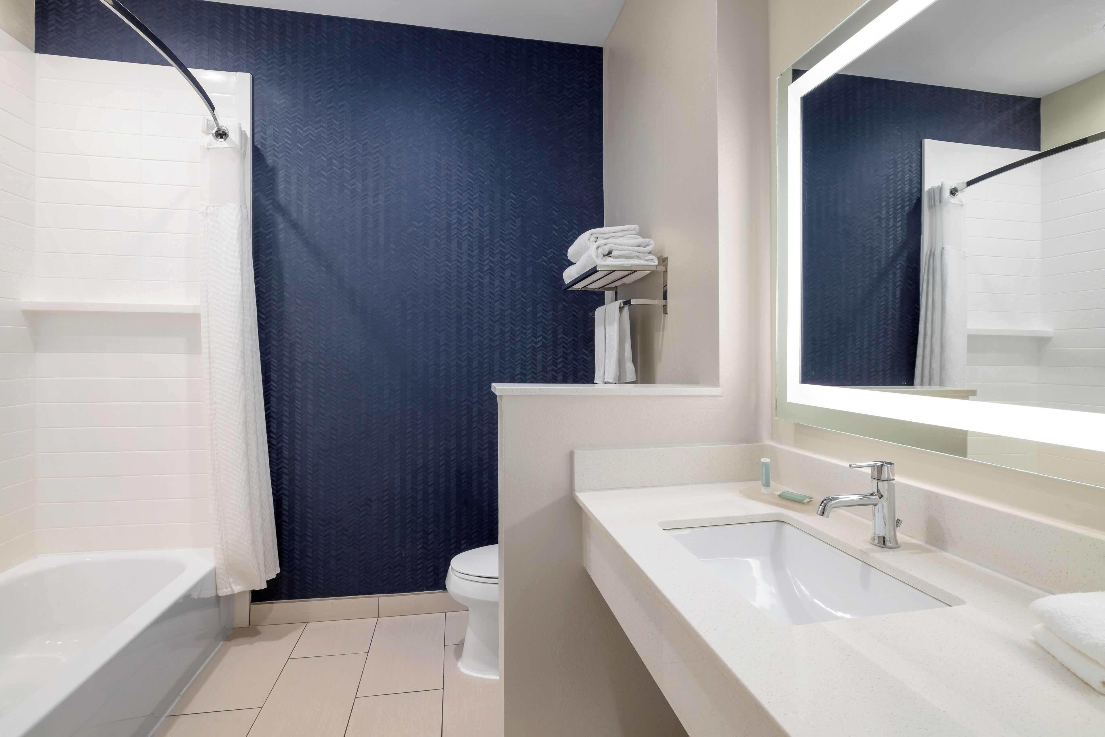 Une salle de bain moderne avec une baignoire, un lavabo et des toilettes.