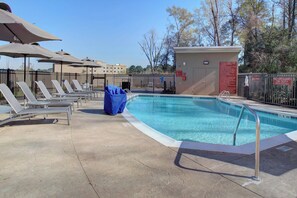 Outdoor pool - TownePlace Suites by Marriott Albany (Albany)
