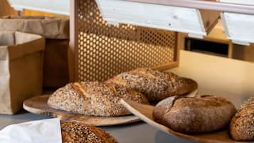 Une vitrine de boulangerie présentant une variété de pains et de pâtisseries.