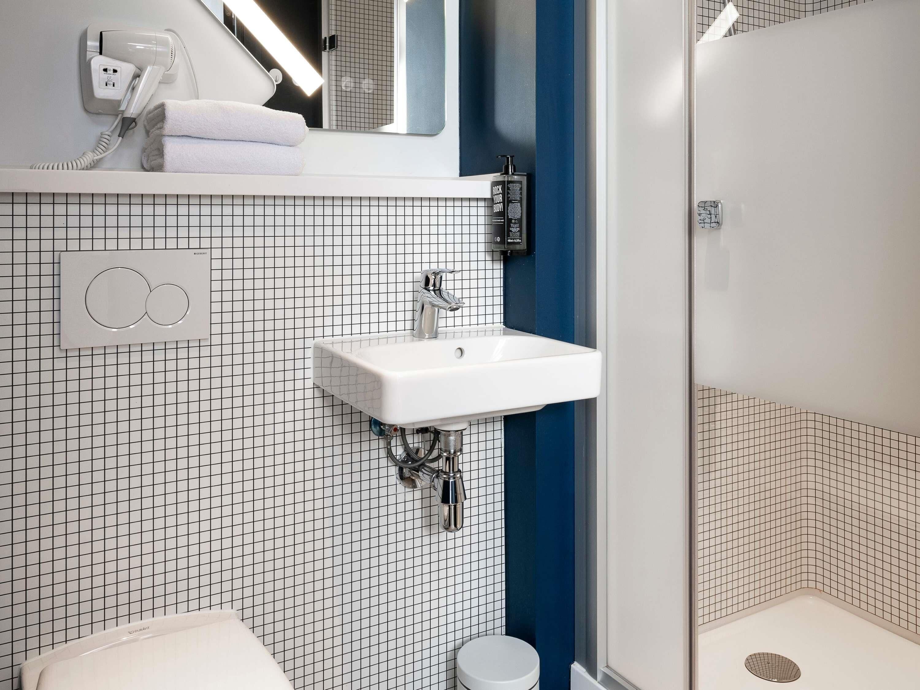 Cortinas blackout, insonorización, cunas gratuitas y wifi gratis 