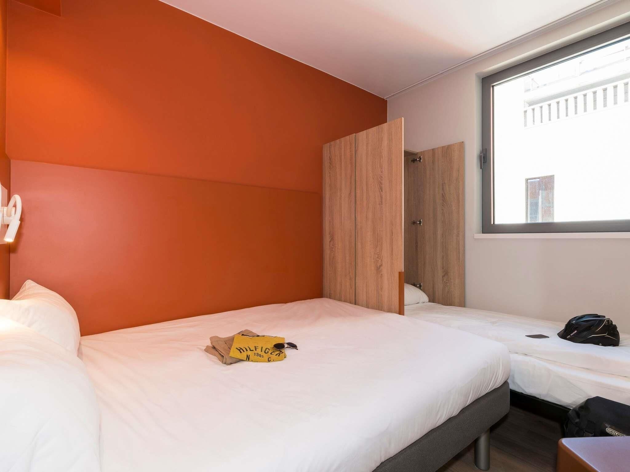 Triple room, 1 double bed + 1 single bed | Cortinas blackout, quartos à prova de som, berços grátis