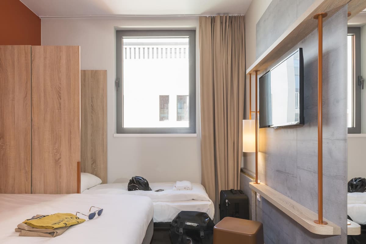 Triple room, 1 double bed + 1 single bed | Blackout drapes, soundproofing, free cribs/infant beds, free WiFi