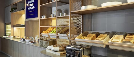 Petit déjeuner buffet (16 EUR par personne)