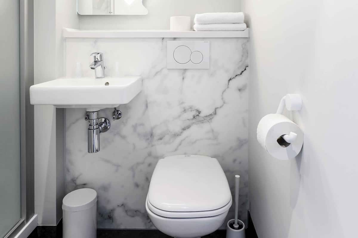 Langsir/tirai gelap terus, kalis bunyi, katil bayi/kot (percuma)