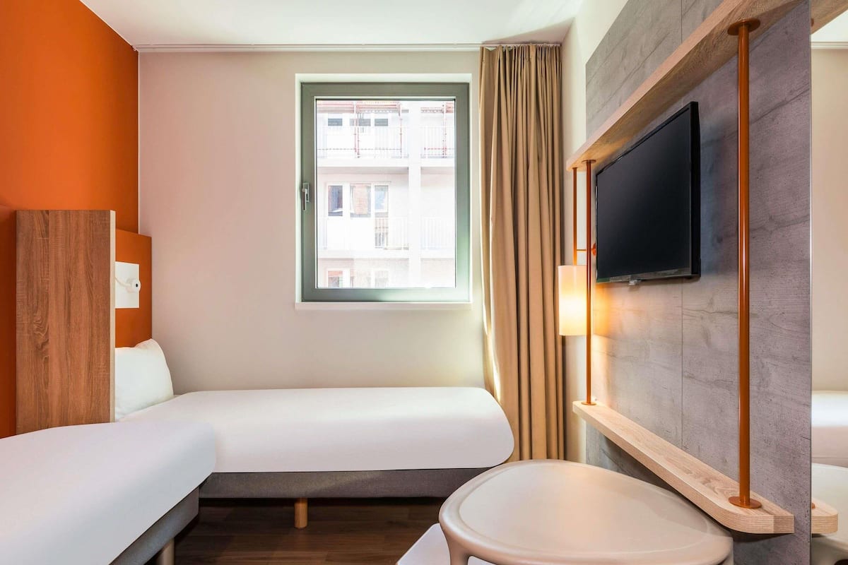 Habitación con 2 camas individuales, 2 camas individuales | Cortinas opacas, sistema de insonorización, cunas gratuitas