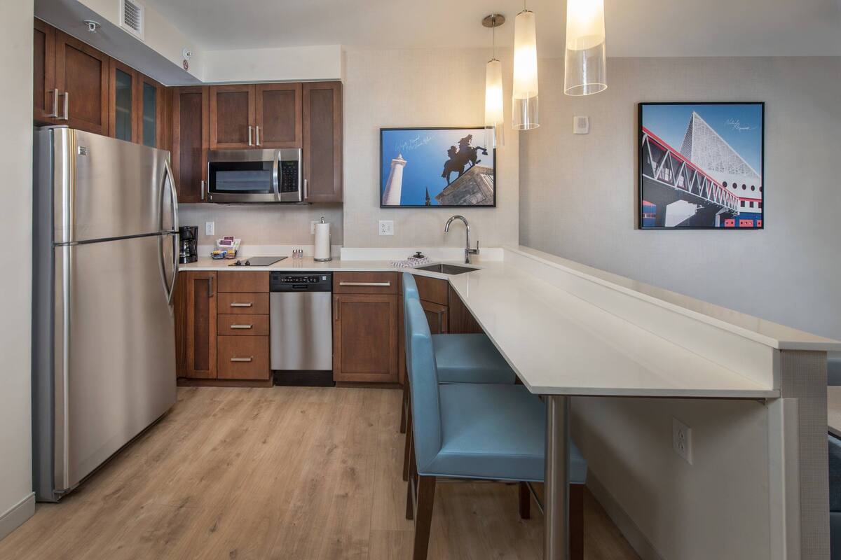 full-sized fridge, microwave, oven, stovetop
