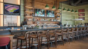 Serveert diner en happy hour