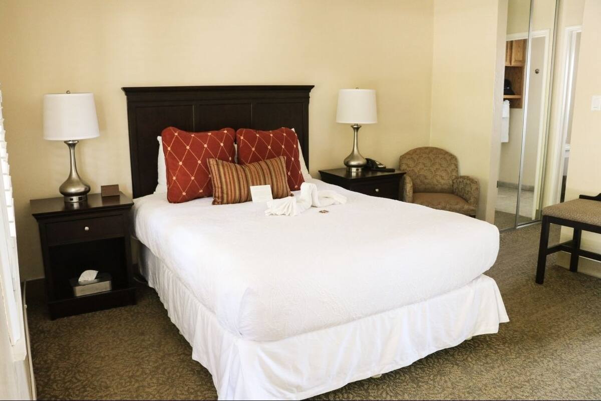 Bộ đồ giường cao cấp, chăn bông, bàn