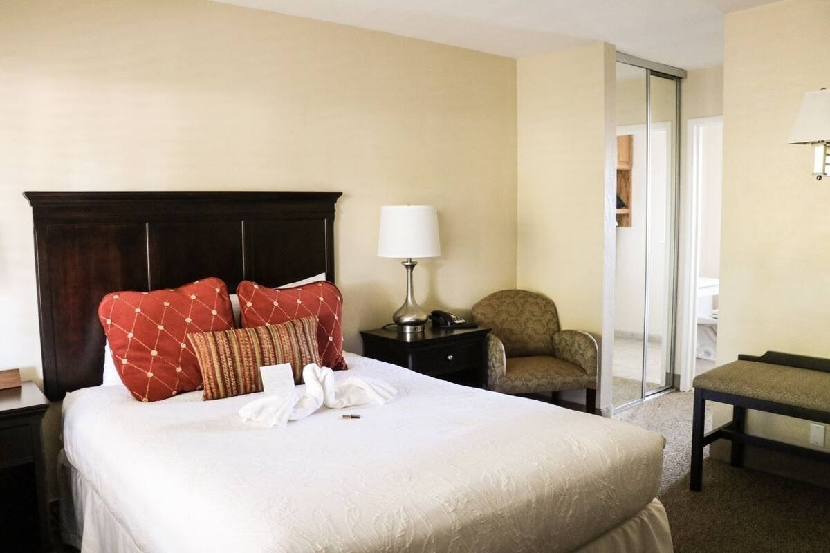 Phòng Deluxe, 1 giường cỡ queen | Bộ đồ giường cao cấp, chăn bông, bàn