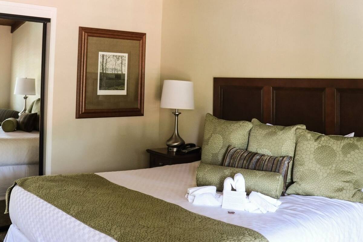 Basic Room, 1 King Bed | Premium bedding, down duvets, desk, laptop workspace