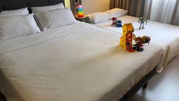 Cofres nos quartos, cortinas blackout, quartos à prova de som