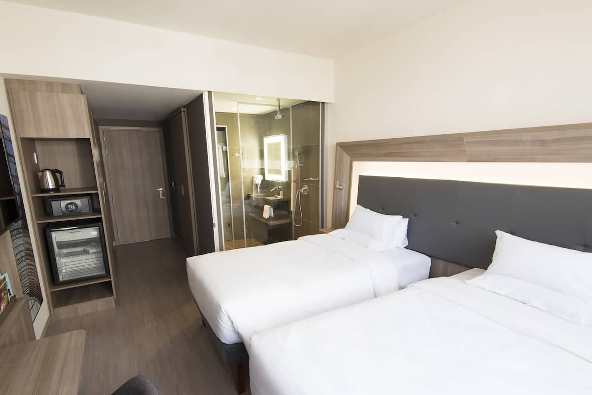 Superior-værelse - 2 enkeltsenge | 1 soveværelse, pengeskab på værelset, mørklægningsgardiner, lydisolering