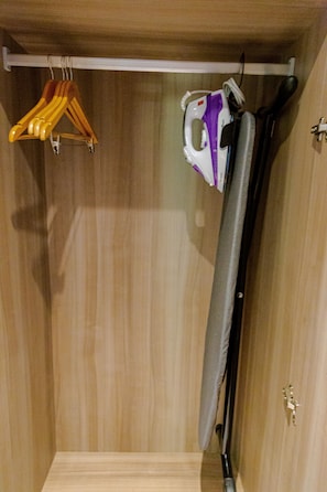 Douche, articles de toilette écologiques, sèche-cheveux