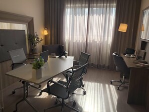 Zimmersafe, Verdunkelungsvorhänge, schallisolierte Zimmer