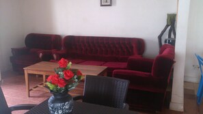 Phòng 3 dành cho gia đình, 1 phòng ngủ, hút thuốc, bồn tắm nước nóng | Khu phòng khách | TV màn hình phẳng, các kênh phim phải trả tiền 