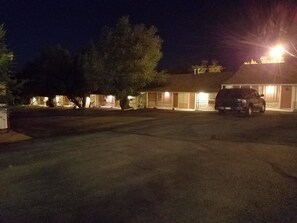 Fachada da propriedade à noite