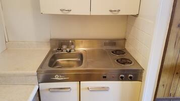 Habitación básica doble, 2 camas matrimoniales | Cocineta privada | Refrigerador y microondas