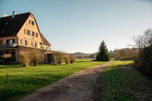 A two-story building with a sloped roof and a balcony on the second floor. - Hôtel L'Écu D'Alsace (Gresswiller)