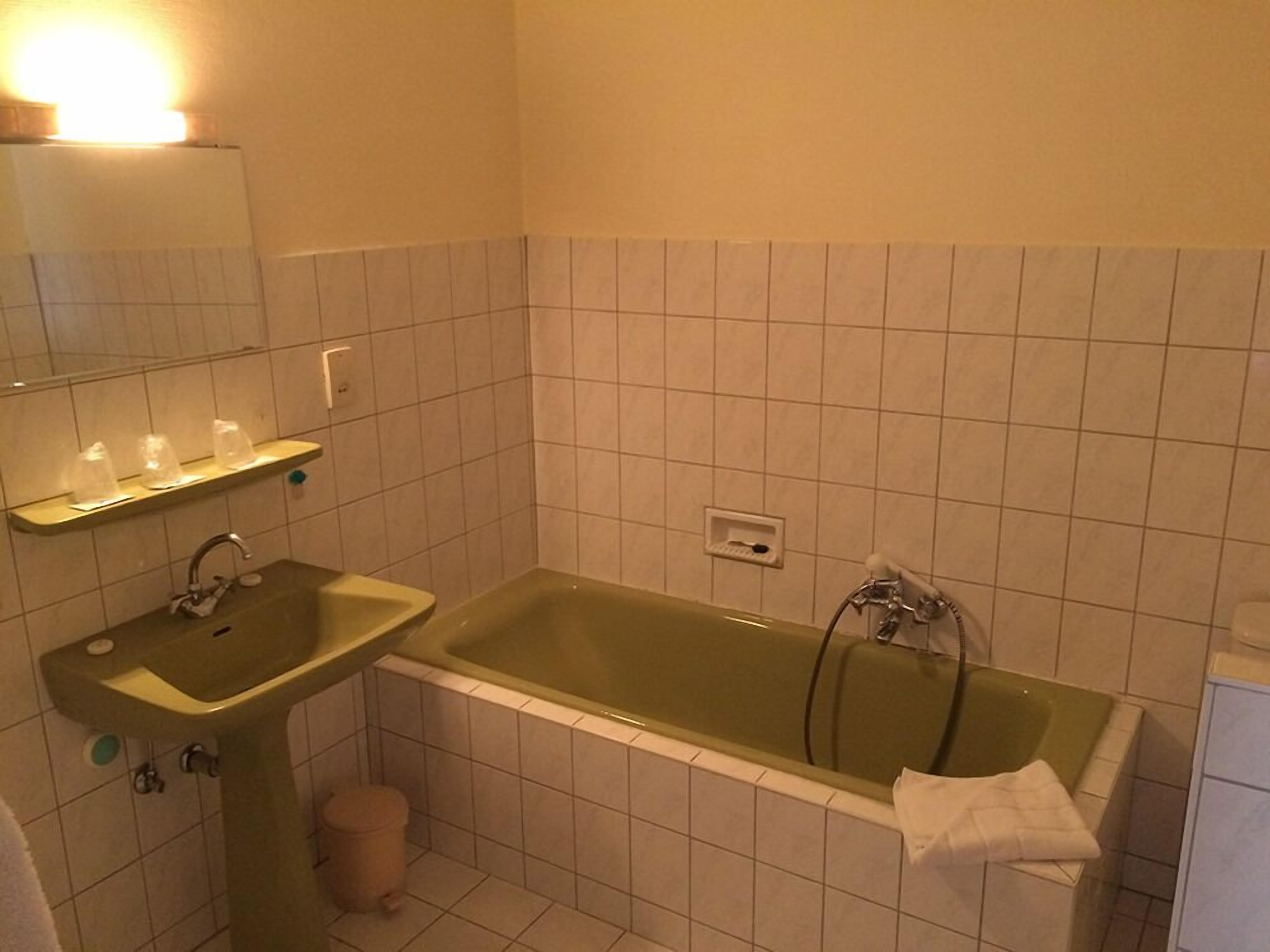 double room | bathroom | free toiletries, hair dryer, towels