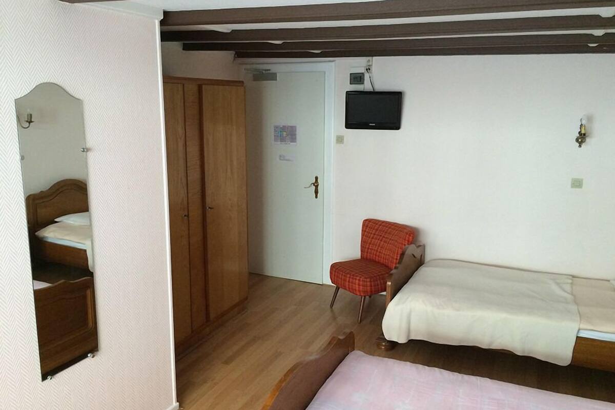 double room | desk, iron/ironing board, free cots/infant beds, free wifi