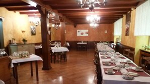 A restaurant with wooden floors and tables set for dining. - Hotel aux deux clefs (Marmoutier)