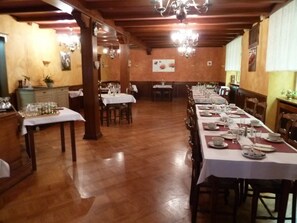 Se sirven desayunos, comidas, cenas y cocina local 