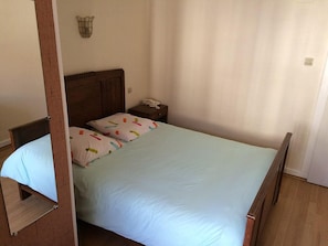 Quarto casal | Escrivaninha, ferros/tábuas de passar roupa, berços grátis