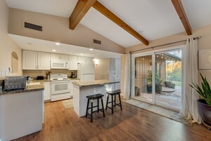 Exclusive House | Private kitchen | Mini-fridge, microwave, coffee/tea maker, eco-friendly cleaning products