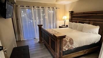 Deluxe Room, 1 King Bed (No Pets)